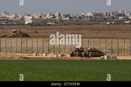 Southernn Israël, Israël. 19 janvier 2025. Les chars israéliens de Tsahal le long de la barrière frontalière avec la bande de Gaza (derrière la barrière) vus de l’intérieur du Sud d’Israël le 19 janvier 2025, le premier jour du cessez-le-feu Israël-Hamas. Le cessez-le-feu doit être en trois étapes et aujourd'hui les trois premiers otages ont été libérés. Photo de Jim Hollander/UPI crédit : UPI/Alamy Live News Banque D'Images