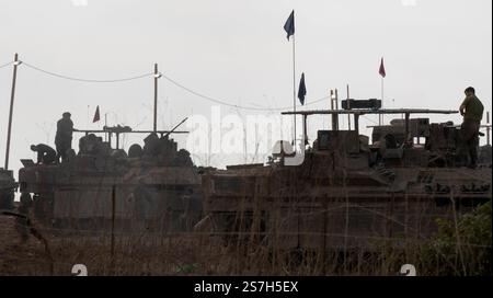 Southernn Israël, Israël. 19 janvier 2025. Soldats israéliens de Tsahal sur des chars dans une zone de rassemblement avancée près de la frontière de la bande de Gaza, vus de l’intérieur du Sud d’Israël le 19 janvier 2025, le premier jour du cessez-le-feu Israël-Hamas. Le cessez-le-feu doit être en trois étapes et aujourd'hui les trois premiers otages ont été libérés. Photo de Jim Hollander/UPI crédit : UPI/Alamy Live News Banque D'Images