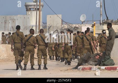 Southernn Israël, Israël. 19 janvier 2025. Des soldats israéliens de Tsahal entrent dans une base militaire près de la frontière avec la bande de Gaza le 19 janvier 2025, le premier jour du cessez-le-feu Israël-Hamas. Deux soldats semblent lutter, (en bas R). Le cessez-le-feu doit être en trois étapes et aujourd'hui les trois premiers otages ont été libérés. Photo de Jim Hollander/UPI crédit : UPI/Alamy Live News Banque D'Images
