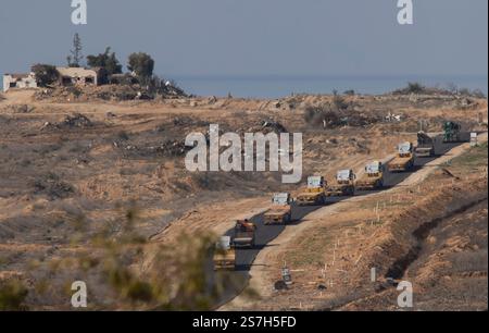 Southernn Israël, Israël. 19 janvier 2025. Des véhicules israéliens et des camions de transport à plateau se déplaçant en convoi dans la bande de Gaza vus depuis le Sud d’Israël lors du cessez-le-feu du 19 janvier 2025 juste avant la libération des trois premiers otages israéliens détenus par le Hamas. guerre. Photo de Jim Hollander/UPI crédit : UPI/Alamy Live News Banque D'Images