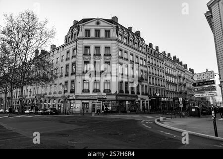 Lyon, France - 25 janvier 2022 : vue sur la rue et les bâtiments à Lyon, Rhône-Alpes, France. Banque D'Images