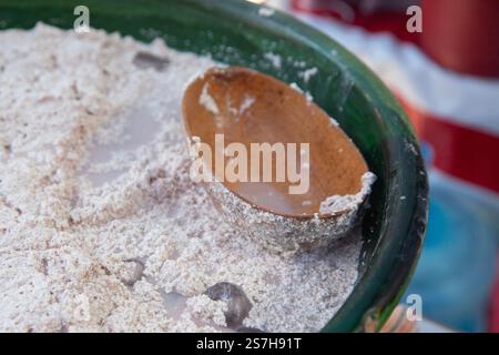 Pozol est une boisson mexicaine traditionnelle à base de pâte de maïs qui comprend régulièrement du cacao et peut être fermentée. Banque D'Images