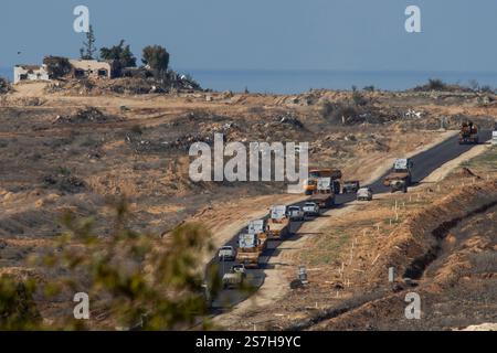 Southernn Israël, Israël. 19 janvier 2025. Des véhicules israéliens et des camions de transport à plateau se déplaçant en convoi dans la bande de Gaza vus depuis le Sud d’Israël lors du cessez-le-feu du 19 janvier 2025 juste avant la libération des trois premiers otages israéliens détenus par le Hamas. guerre. Photo de Jim Hollander/UPI crédit : UPI/Alamy Live News Banque D'Images