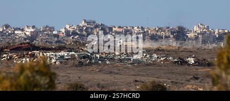 Southernn Israël, Israël. 19 janvier 2025. Un véhicule civil israélien jette de la poussière alors qu’il se déplace à l’intérieur de la bande de Gaza après d’énormes destructions vues depuis l’intérieur du Sud d’Israël le 19 janvier 2025, le premier jour du cessez-le-feu israélo-Hamas. Photo de Jim Hollander/UPI crédit : UPI/Alamy Live News Banque D'Images