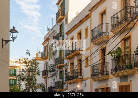 Bâtiments résidentiels pittoresques dans la vieille ville historique de Dalt Vila sur l'île espagnole d'Ibiza Banque D'Images