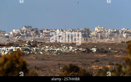 Southernn Israël, Israël. 19 janvier 2025. Un avion militaire de Tsahal passe près de la destruction totale à l’intérieur de la bande de Gaza le 19 janvier 2025, le premier jour de l’accord de cessez-le-feu israélo-Hamas, qui est entré en vigueur quelques heures plus tôt et a vu la libération des 3 premiers otages d’Isralei sur 98, vivants ou morts. Trois femmes ont été transportées en toute sécurité de Gaza aujourd'hui. Photo de Jim Hollander/UPI crédit : UPI/Alamy Live News Banque D'Images