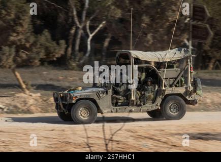 Southernn Israël, Israël. 19 janvier 2025. Un Humvee de Tsahal se déplace près de la frontière de la bande de Gaza vu de l’intérieur du Sud d’Israël le 19 janvier 2025, le premier jour du cessez-le-feu israélo-Hamas. Photo de Jim Hollander/UPI crédit : UPI/Alamy Live News Banque D'Images
