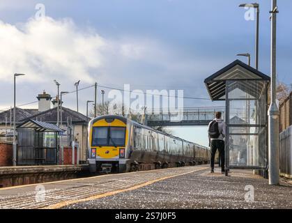 Passagers attendant sur le platorm train gare d'Irlande du Nord comme le train part de la gare de Moira. Banque D'Images
