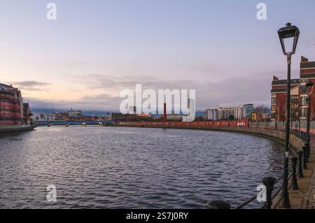 Rivière Belfast. Rivière d'hiver Lagan Pottingers Quay Walkway Belfast. Banque D'Images