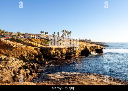 Les criques cachées de Sunset Cliffs sont baignées de lumière dorée, offrant une vue paisible sur la côte sauvage de San Diego Banque D'Images