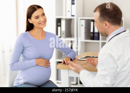 Médecin consultant jeune femme enceinte souriante Banque D'Images