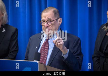 New York, États-Unis. 19 janvier 2025. NEW YORK, NEW YORK - 19 JANVIER : le représentant américain Jerrold Nadler (d-NY) appelle le président Trump à rétablir les déductions totales DE SEL le 19 janvier 2025 à New York. La sénatrice américaine Kirsten Gillibrand, le sénateur américain Chuck Schumer et les membres démocrates de la délégation du Congrès de New York ont exhorté le président élu Trump à supprimer définitivement le plafond de la déduction fiscale locale et étatique (SEL) et à mettre plus d’argent dans les poches des New-Yorkais de tous les jours. Crédit : Ron Adar/Alamy Live News Banque D'Images