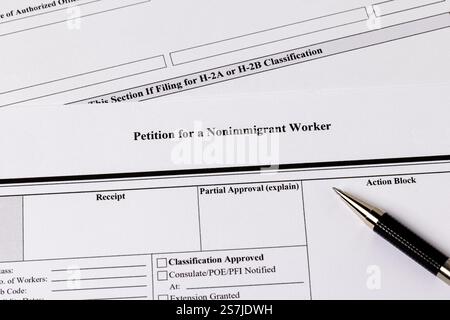 Documents de demande de visa de travailleur non immigrant. H-2A travailleur agricole temporaire, travailleur étranger concept de pénurie de travailleurs agricoles. Banque D'Images