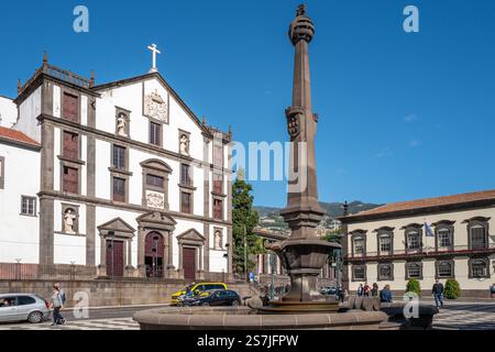 Église Saint-Jean-l'évangéliste (Igreja de São João Evangelista do Colégio do Funchal) du Collège jésuite de Funchal et la mairie (Paços do Concelho) Banque D'Images