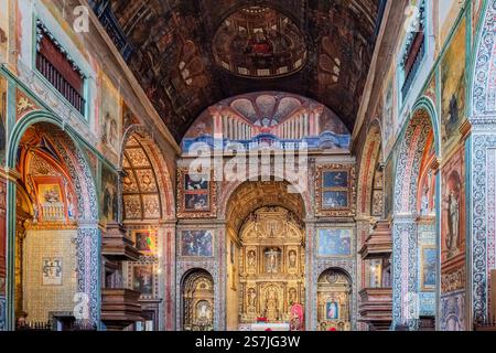 Décoration exquise dans l'église Saint-Jean l'évangéliste (Igreja de São João Evangelista do Colégio do Funchal) du Collège des Jésuites de Funchal, Madère Banque D'Images