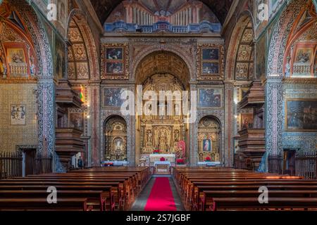 Décoration exquise dans l'église Saint-Jean l'évangéliste (Igreja de São João Evangelista do Colégio do Funchal) du Collège des Jésuites de Funchal, Madère Banque D'Images