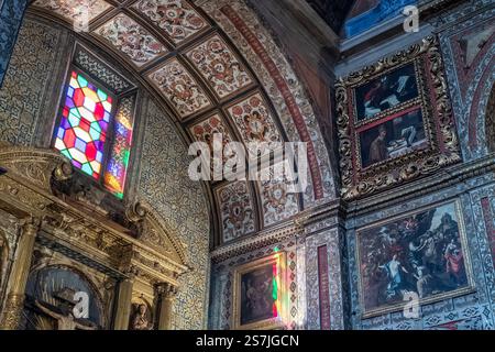 Décoration exquise dans l'église Saint-Jean l'évangéliste (Igreja de São João Evangelista do Colégio do Funchal) du Collège des Jésuites de Funchal, Madère Banque D'Images