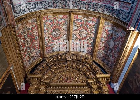 Décoration exquise dans l'église Saint-Jean l'évangéliste (Igreja de São João Evangelista do Colégio do Funchal) du Collège des Jésuites de Funchal, Madère Banque D'Images