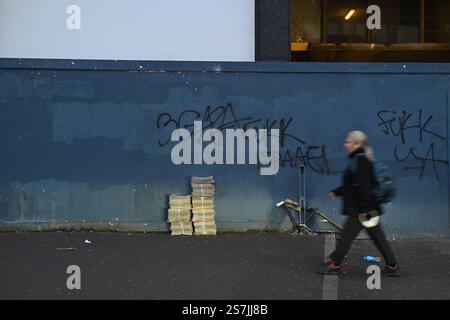 Scène urbaine avec Pro-Palestine Graffiti sur un mur et un piéton de passage Banque D'Images