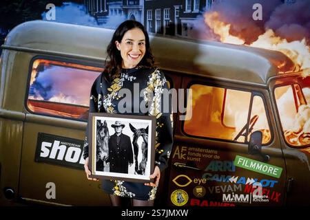 AMSTERDAM - Halina Reijn avec son prix sur le tapis jaune avant la présentation des Shortcutz Amsterdam Annual Awards. La réalisatrice reçoit le prix Rutger Hauer pour sa contribution au développement et à la promotion des jeunes talents cinématographiques aux pays-Bas. ANP ROBIN UTRECHT pays-bas Out - belgique Out Banque D'Images