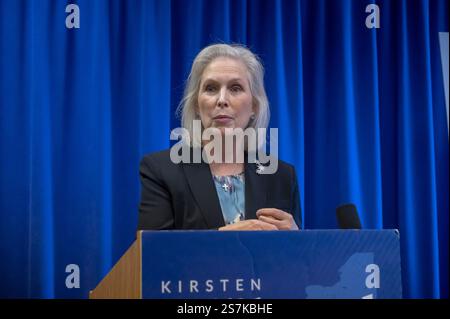 New York, États-Unis. 19 janvier 2025. La sénatrice américaine Kirsten Gillibrand (d-NY) appelle le président Trump à rétablir la totalité des DÉDUCTIONS DE SEL à New York. La sénatrice américaine Kirsten Gillibrand, le sénateur américain Chuck Schumer et les membres démocrates de la délégation du Congrès de New York ont exhorté le président élu Trump à supprimer définitivement le plafond de la déduction fiscale locale et étatique (SEL) et à mettre plus d’argent dans les poches des New-Yorkais de tous les jours. Crédit : SOPA images Limited/Alamy Live News Banque D'Images