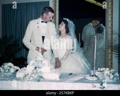 Ohio, États-Unis. Un jeune couple se marie le 13 mai 1961. Banque D'Images