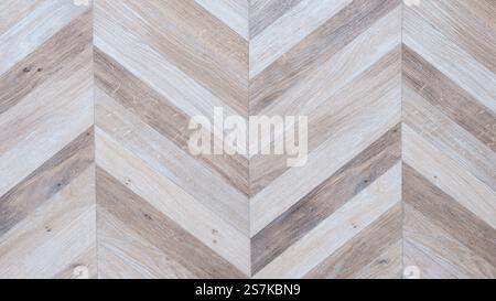 Un plancher en bois avec un motif chevron. Le motif chevron est composé de différents types de bois et est très complexe Banque D'Images