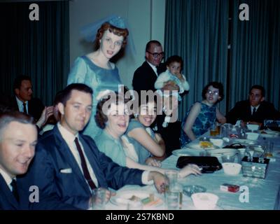 Ohio, États-Unis. Un jeune couple se marie le 13 mai 1961. Banque D'Images