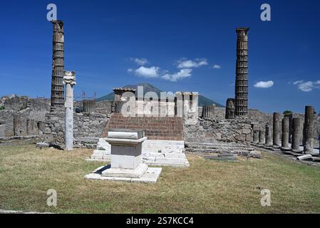 Le temple d'Apollon à l'ombre du mont Vésuve Pompéi, Italie Banque D'Images
