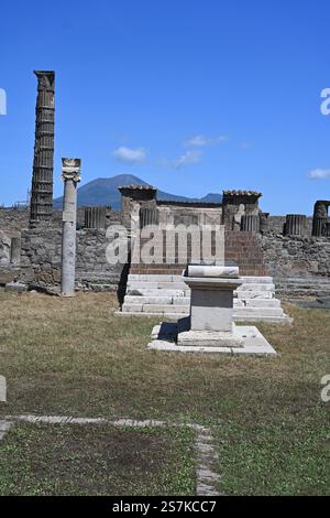 Le temple d'Apollon à l'ombre du mont Vésuve Pompéi, Italie Banque D'Images