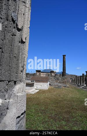 Le temple d'Apollon à l'ombre du mont Vésuve Pompéi, Italie Banque D'Images