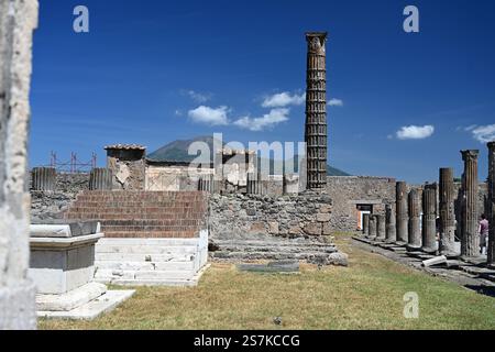 Le temple d'Apollon à l'ombre du mont Vésuve Pompéi, Italie Banque D'Images