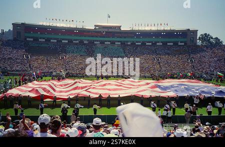 Pasadena, Californie, États-Unis. Cérémonie d'ouverture de la Coupe du monde de la FIFA 1994. Grand drapeau américain affiché sur le stade. Banque D'Images
