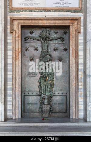 Ancienne porte en bronze, Basilique du Latran, Rome, Italie Banque D'Images
