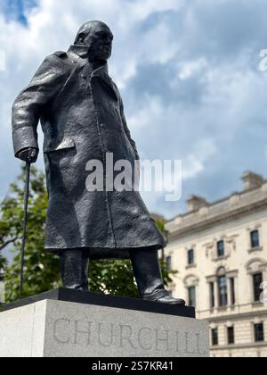 Londres, Royaume-Uni - 29 juin 2023 : Statue de Sir Winston Churchill sur Parliament Square à Londres. Banque D'Images