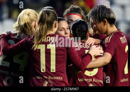 Manuela Giugliano de L'AS Roma (c) célèbre avec ses coéquipières après avoir marqué le but de 2-1 lors de la série féminine Un match de football 2024/2025 entre L'AS Roma et la Juventus FC au stade Tre Fontane à Roma (Italie), le 19 janvier 2025. Banque D'Images