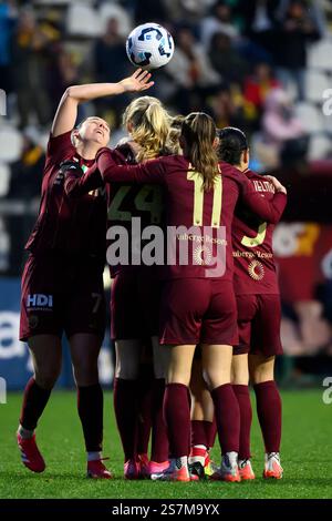 Manuela Giugliano de L'AS Roma célèbre avec ses coéquipières après avoir marqué le but de 2-1 lors du match de football féminin de série A 2024/2025 entre L'AS Roma et la Juventus FC au stade Tre Fontane à Roma (Italie), le 19 janvier 2025. Banque D'Images