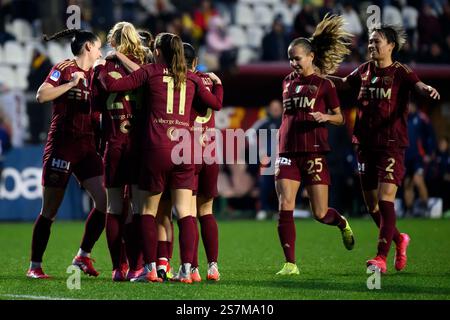 Manuela Giugliano de L'AS Roma célèbre avec ses coéquipières après avoir marqué le but de 2-1 lors du match de football féminin de série A 2024/2025 entre L'AS Roma et la Juventus FC au stade Tre Fontane à Roma (Italie), le 19 janvier 2025. Banque D'Images