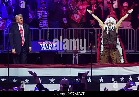 États-Unis. 19 janvier 2025. Le président élu Donald Trump regarde le groupe musical The Village People se produire lors d'un rassemblement avant la 60e inauguration présidentielle à Capital One Arena, à Washington, DC, le dimanche 19 janvier, 2025. photo de Leigh Vogel/UPI crédit : UPI/Alamy Live News Banque D'Images