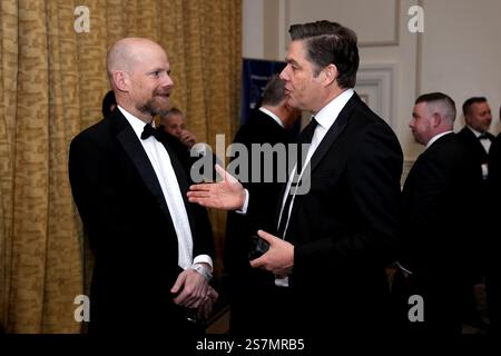 Richard Masters, président-directeur général de la premier League (à droite), accompagné de Mattias Grafstrom, secrétaire général de la FIFA, lors de la soirée hommage de la FWA au Landmark Hotel de Londres. Date de la photo : dimanche 19 janvier 2025. Banque D'Images