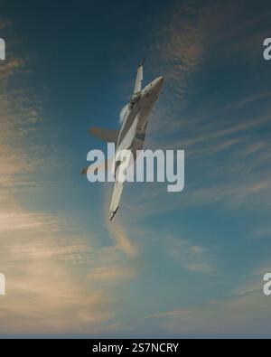 American Fighter Jet volant à travers des nuages spectaculaires Banque D'Images