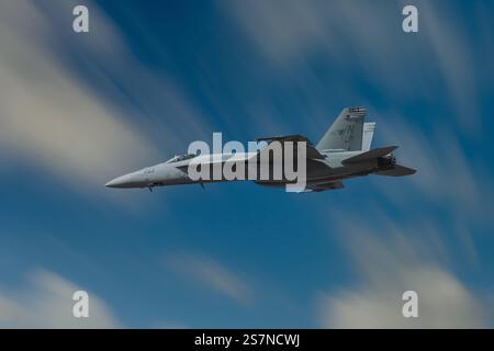 American Fighter Jet volant à travers des nuages spectaculaires Banque D'Images