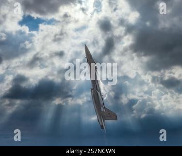 American Fighter Jet volant à travers des nuages spectaculaires Banque D'Images