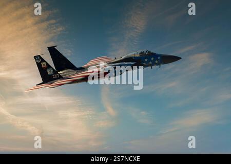American Fighter Jet volant à travers des nuages spectaculaires Banque D'Images