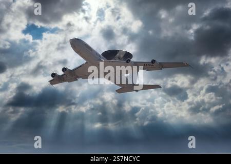 American Fighter Jet volant à travers des nuages spectaculaires Banque D'Images