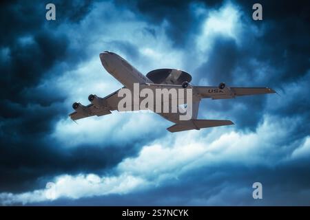 American Fighter Jet volant à travers des nuages spectaculaires Banque D'Images