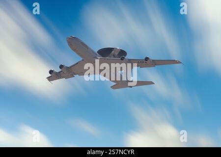 American Fighter Jet volant à travers des nuages spectaculaires Banque D'Images