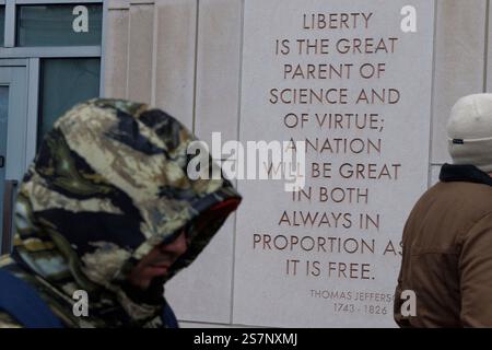 Washington DC, États-Unis. 19 janvier 2025. Les partisans de Trump passent devant le Keck Center des académies nationales. Le rallye pré-inauguration de Donald Trump le 19 janvier 2025 a été déplacé à l'intérieur de la Capitol One Arena en raison de la température et de la pluie ; cela a conduit à d'immenses files de fidèles, et des routes fermées dans tout le centre de Washington, DC. (Photo de John Rudoff/Sipa USA) crédit : Sipa USA/Alamy Live News Banque D'Images