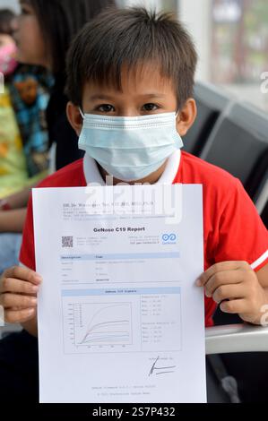 TARAKAN - INDONÉSIE,12 JUIN 2021 : un garçon montre un certificat négatif après avoir passé le test Genose Banque D'Images