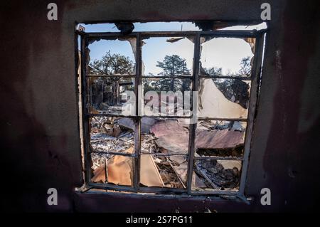 Los Angeles, États-Unis. 19 janvier 2025. Los Angeles, États-Unis. 19 janvier 2025. Des structures endommagées par l'incendie d'Eaton sont aperçues à Altadena. Crédit : SOPA images Limited/Alamy Live News crédit : SOPA images Limited/Alamy Live News Banque D'Images